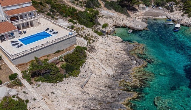 Beautiful Holiday House with private pool