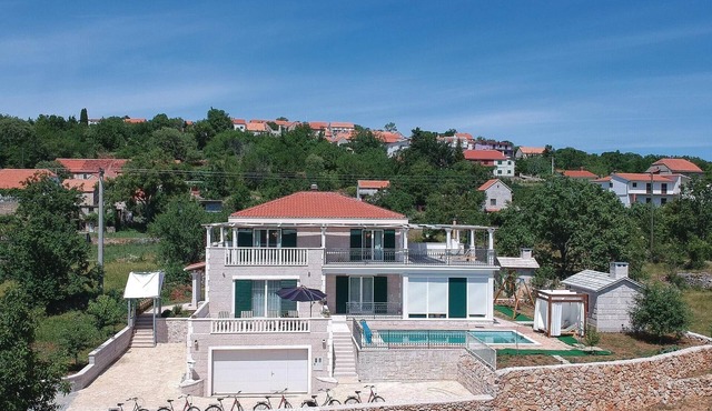 Beautiful home in Zrnovnica-Split with sauna