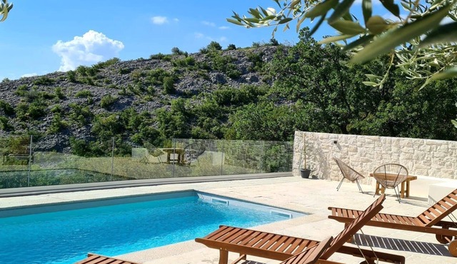 Beautiful house with pool and sea view