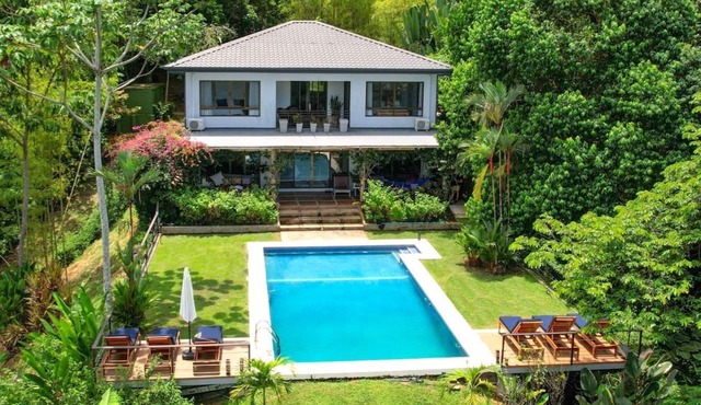 Beautiful Jungle Villa with monkeys, five minutes from surfing and restaurants