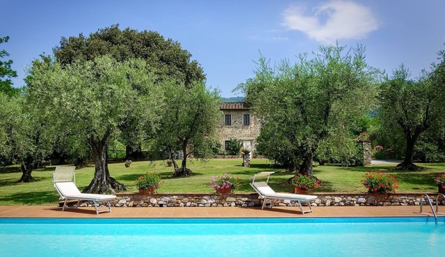 Beautiful private villa with private pool, WIFI, A/C, TV, patio and panoramic view, close to Lucca