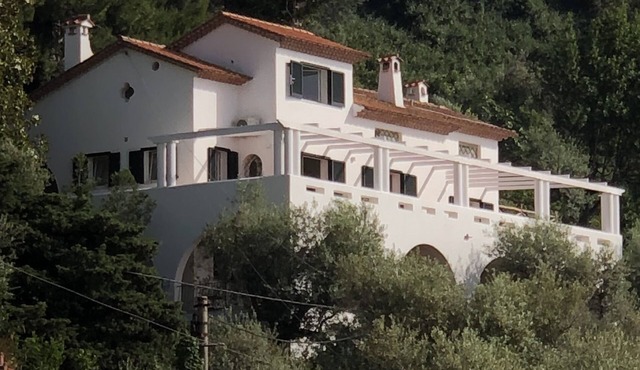 Beautiful panoramic villa in a private park with descent to the sea