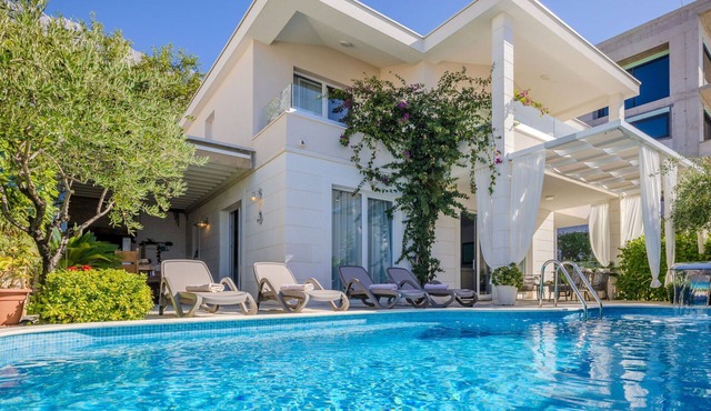 Beautiful private villa for 8 people with WIFI, A/C, private pool, TV and terrace