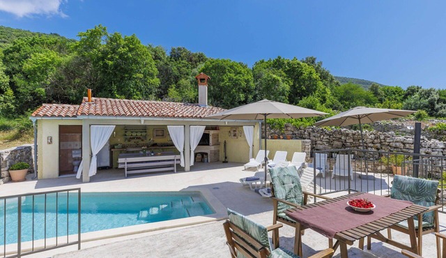 Beautiful private villa for 8 guests with A/C, WIFI, private pool, TV and terrace