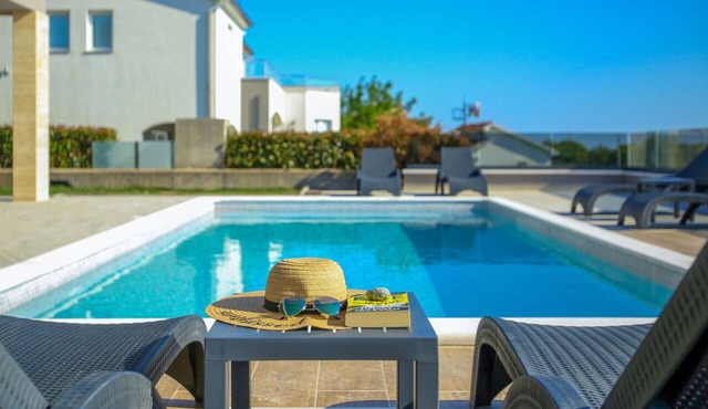 Beautiful private villa for 7 people with WIFI, hot tub, private pool, A/C, TV and terrace