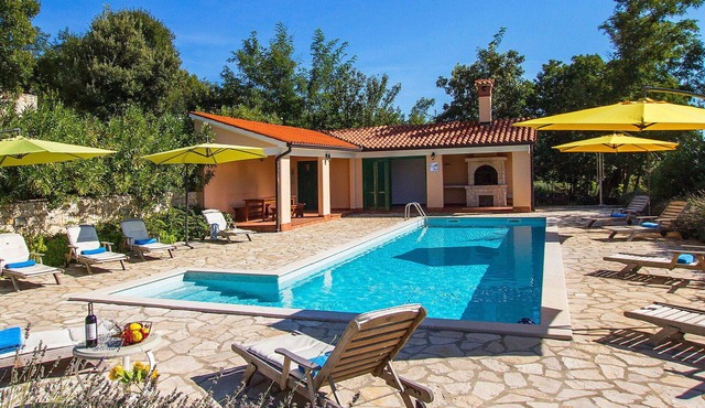 Beautiful private villa for 10 people with A/C, WIFI, pool, TV and terrace