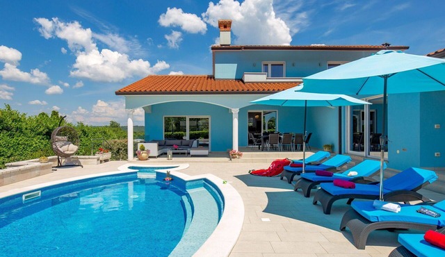 Beautiful private villa for 8 people with WIFI, private pool, A/C, TV and patio