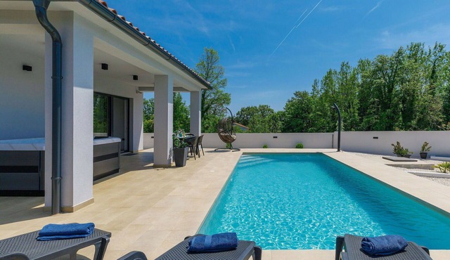 Beautiful private villa for 4 guests with A/C, WIFI, private pool, TV and terrace