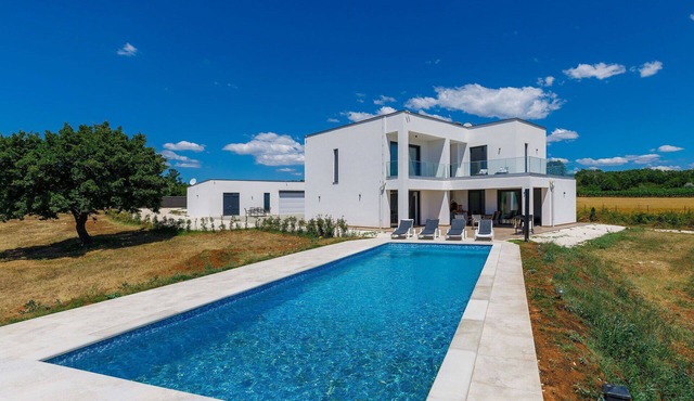 Beautiful private villa for 9 people with private pool, WIFI, A/C, TV, terrace and pets allowed