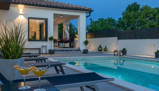 Beautiful private villa for 6 guests with A/C, private pool, WIFI, TV and terrace