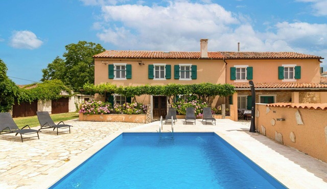 Beautiful private villa for 9 guests with A/C, WIFI, private pool, TV, terrace and pets allowed
