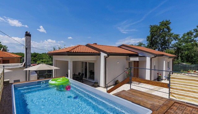 Beautiful private villa for 6 guests with private pool, WIFI, A/C, TV and terrace