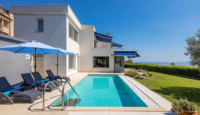 Beautiful private villa for 10 people with private pool, A/C, WIFI, TV and terrace