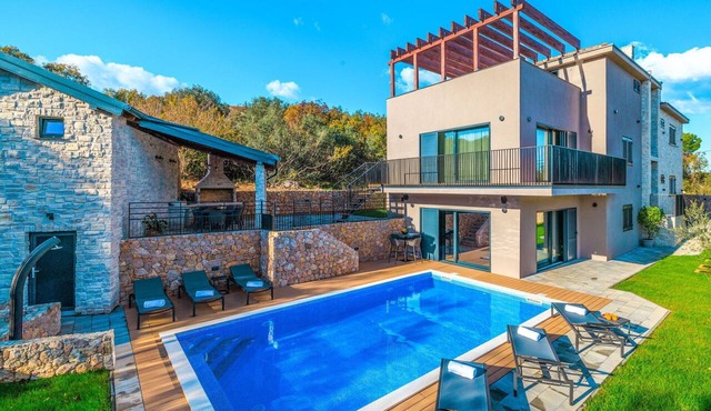 Beautiful private villa with A/C, WIFI, hot tub, private pool, TV, terrace and panoramic view
