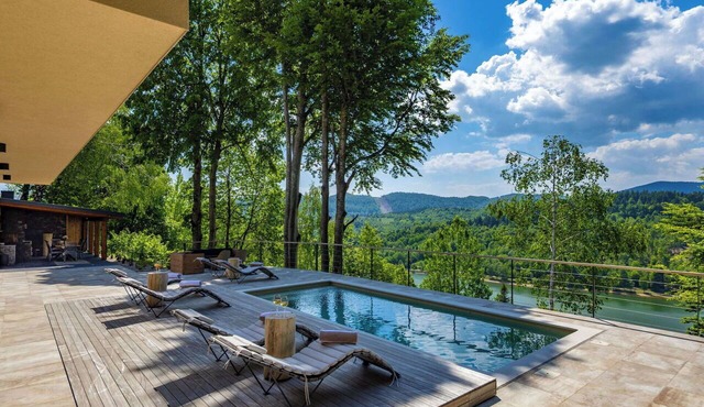 Beautiful private villa for 10 guests with hot tub, private pool, WIFI, TV, patio and pets allowed