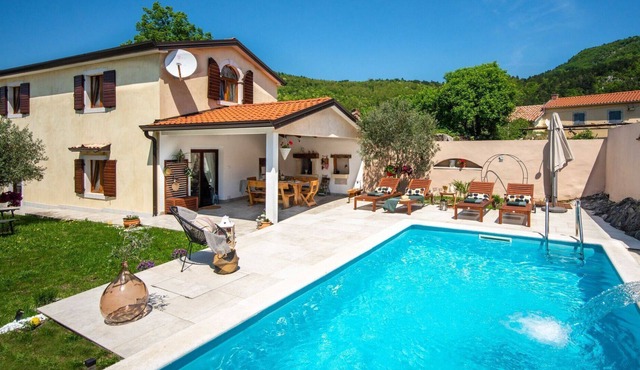 Beautiful private villa for 6 guests with WIFI, A/C, private pool, TV, terrace and parking