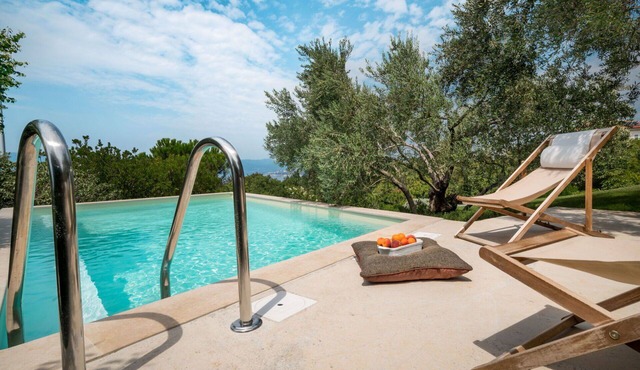 Beautiful private villa for 8 people with A/C, private pool, WIFI, TV, terrace and pets allowed