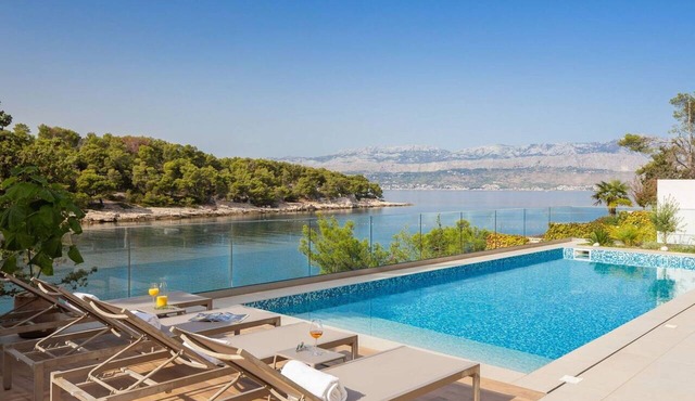 Beautiful private villa for 12 guests with A/C, private pool, WIFI, TV, terrace and pets allowed