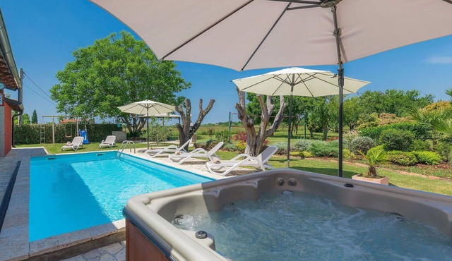 Beautiful private villa with hot tub, A/C, private pool, WIFI, TV, terrace and pets allowed