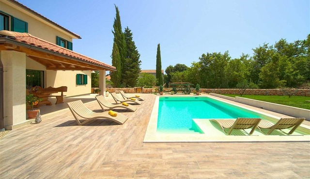Beautiful Villa Green Pearl with heated pool