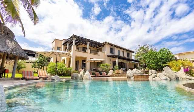 Beautiful Villa in Exclusive Enclave Private Beach. Staff and Concierge included