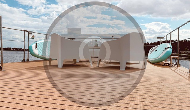 Boating holidays on this unique houseboat - relaxation and adventure, pure nature and city flair.