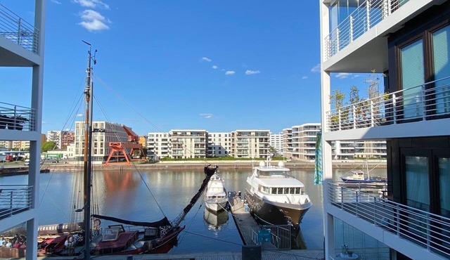 Bootshaus - first row, balcony, garden furniture, underfloor heating, elevator