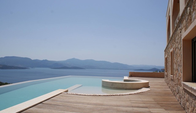 Breathtaking mediterranean view, large private infinite Pool & Jacuzzi !