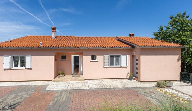 Breg Ivanovci - Three Bedroom Villa with Swimming Pool