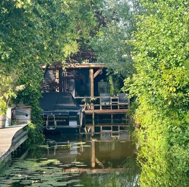 Casa aan de Plas, B&B met sauna en hottub of jacuzzi