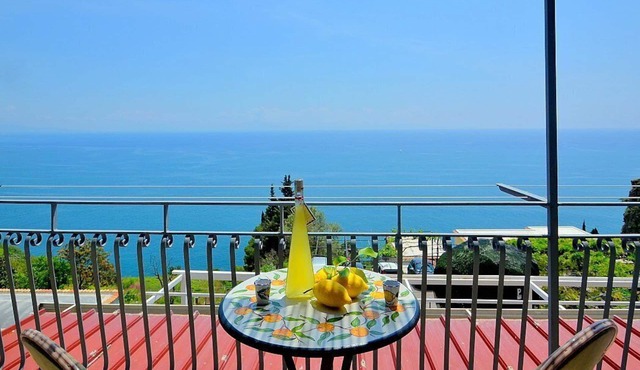 Casa Lunarella: A characteristic and welcoming apartment which faces the sun and the sea, with Free WI-FI.