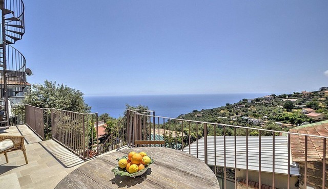 Casa Morella B: A characteristic and welcoming apartment in a quiet position, located on a hillside above the sea, with Free WI-FI.