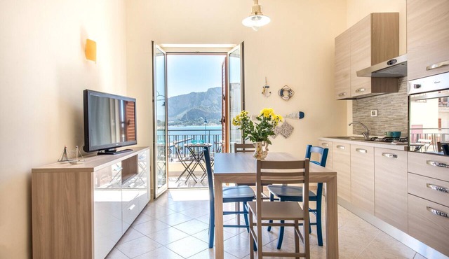 Casetta vista mare in piazza a Mondello by Wonderful Italy