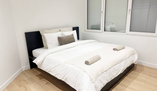 Central 1BR Apartment for 4 | Prime Location