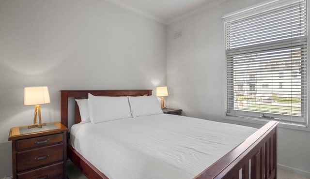 Central 2-Bed Pad with Tennis Court,