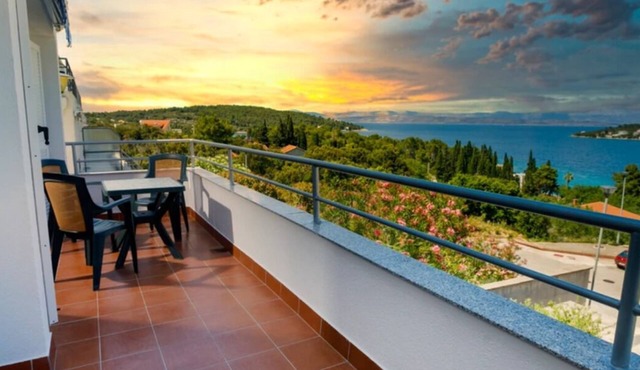Central Gem: Sea-View Hideaway + Parking