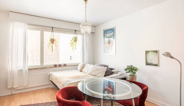 Central Hip w King Bed 50m tram bus Netflix