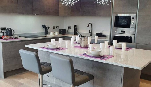 Central Penthouse with Hot Tub & Views 24