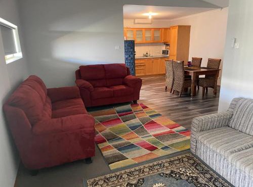 Central Shenton unit Outside Dog Friendly, near hospital
