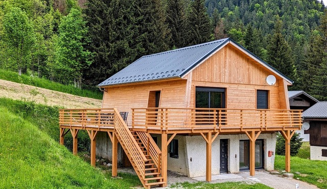 Chalet du Souillet with Mountain Views, Private Terrace and Wi-Fi
