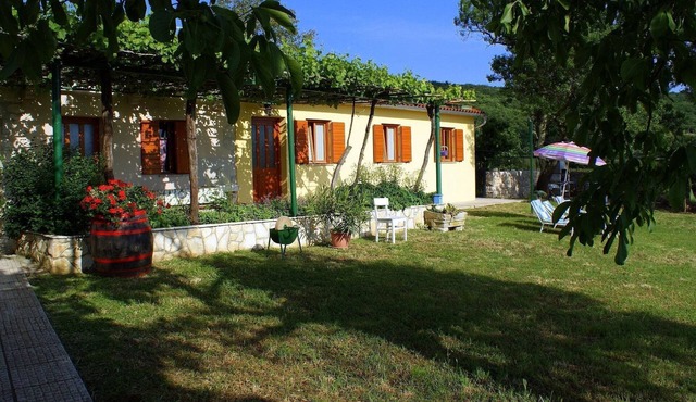 Charmantes Ferienhaus in Bartići mit Terrasse by Interhome