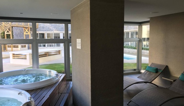 Charming 2-bedroom apartment in luxury coastal building