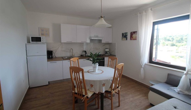 Charming 2-Bedroom Apartment with Parking, Perfect for 5