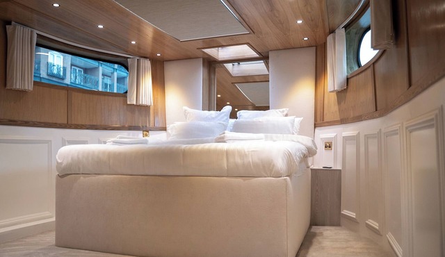Charming 2-bedroom boat with WiFi, AC in lovely Liverpool