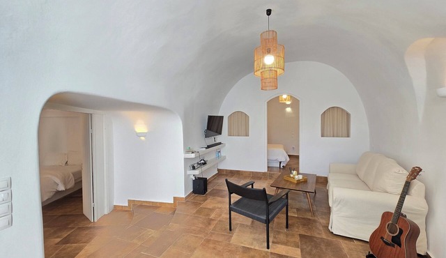Charming 3-bedroom cave house in enchanting Fira with AC, WiFi, Washer/Dryer
