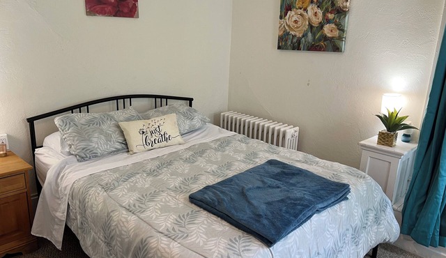 Charming 3-bedroom townhome with WiFi, in central location in Potsdam Village