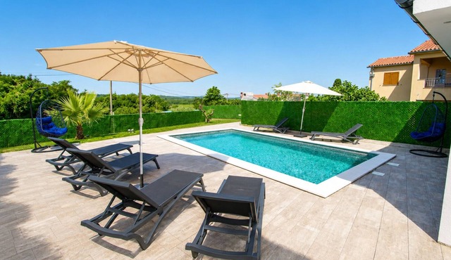 Charming 3-Bedroom Villa Riviera with Private Pool & Garden