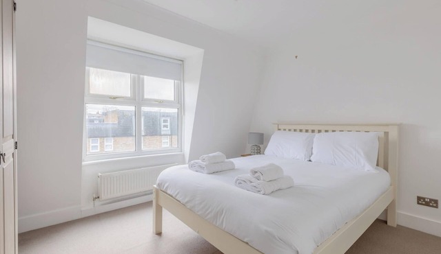 Charming 4BD Home, 6 mins from Nine Elms Station