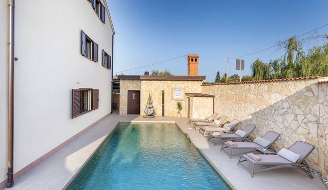 Charming 6-BR Villa for 12 with a pool, Dual Living Areas, 5 Parking Spaces
