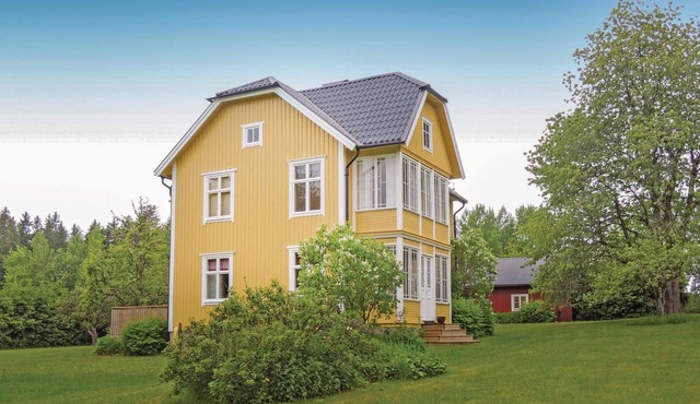 Charming and spacious cottage in beautiful location on the shore of the fish-rich lake Vallsjön in S